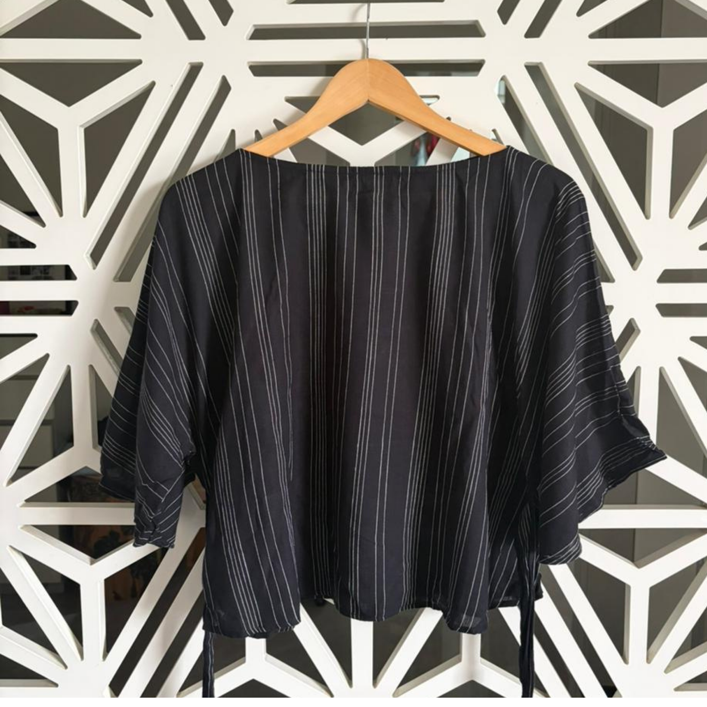 Bat wing sleeve top in black