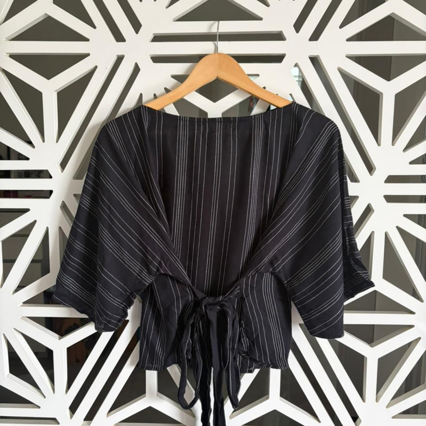 Bat wing sleeve top in black